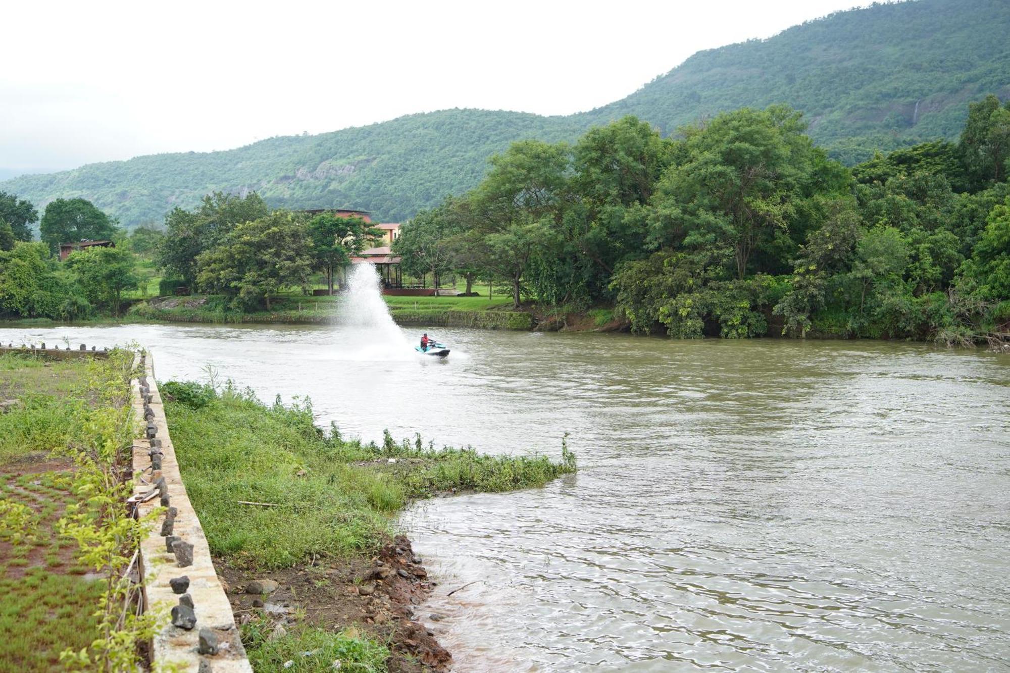 The Boat Club,Karjat Hotel Bagian luar foto